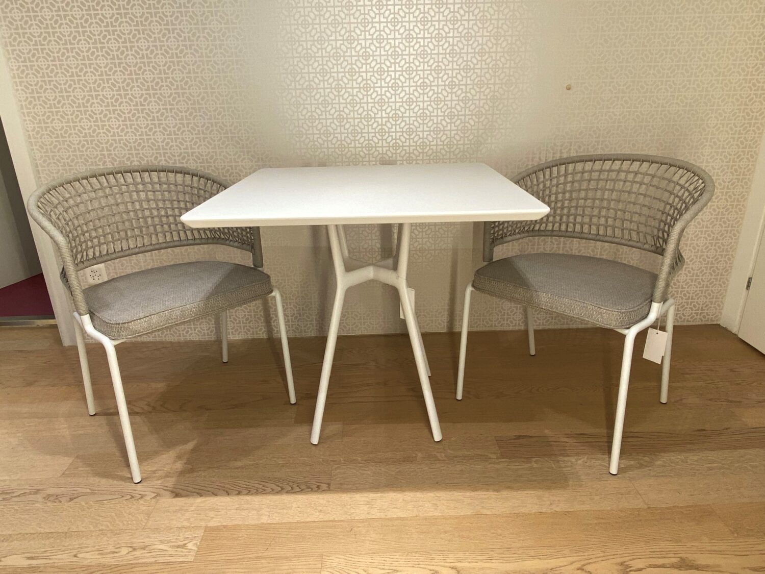 ScheuberAG_Tribu_Tisch mit Stühlen (1)